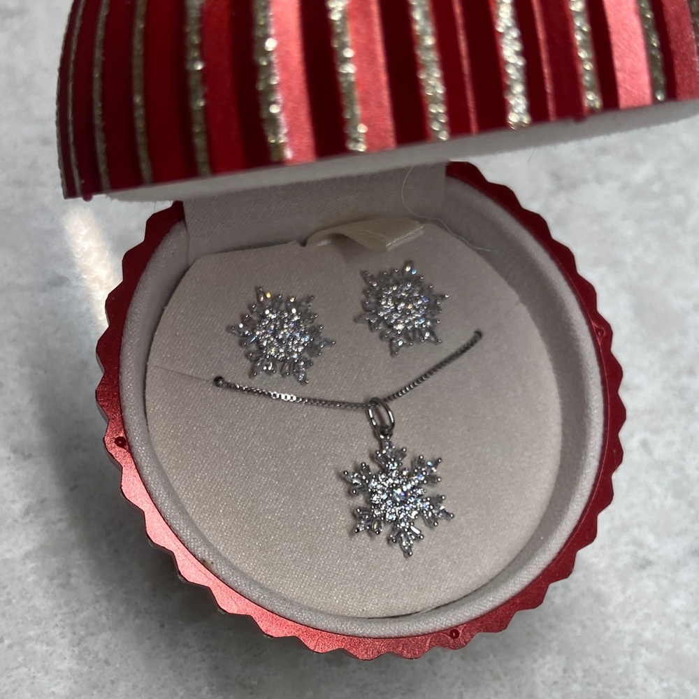 Brilliance! Snowflake Earring & Necklace Set. Fine Silver with Cubic Zirconia